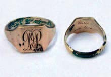 L'anello con le iniziali del sergente Perkins e dentro una dedica: «Chris with love»